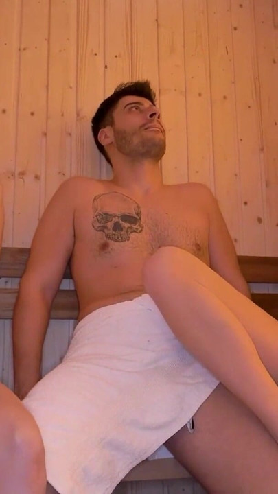 Bu sauna cherry-candle'da her zamankinden daha ateşli kızıl saçlı iki kadın bir erkek üçlü grup seks eğlencesi | Klip 2