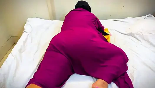 Lübnanlı ateşli hizmetçi yatağımı dinlendiriyor ve büyük götünü kabarık götlü görüyorum ve mastürbasyona başlıyorum