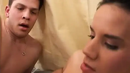 Kıllı amcıklı ve doğal memeli genç sevimli kız sikiliyor