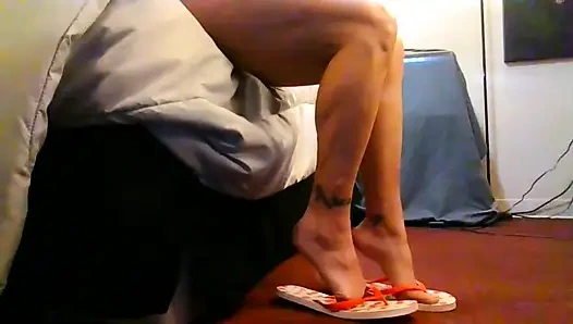 Ayakla tokatlanan topuklu ayakkabılar bacak üstüne ya da ayakta flipflops