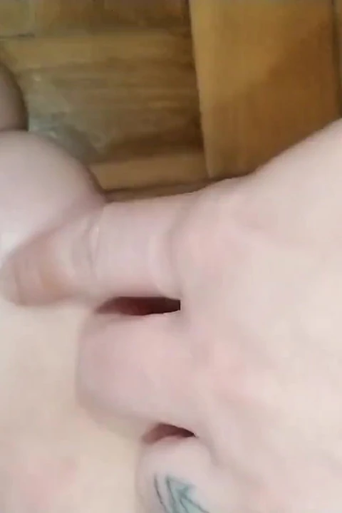 Kendi ayaklarına boşalma ve tabanlara döl sürtme