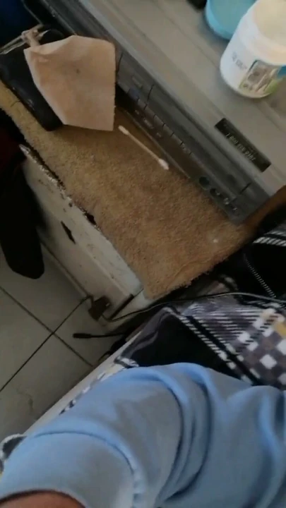 Sarsıntılarla geliyorum
Zevk sarsıntıları çünkü içimde bir sik var