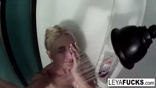 Sıcak büyük Meme sarışın alır bir duş