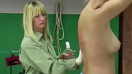 Adriana şaplak makinesi - çıplak sırt kırbaçlama