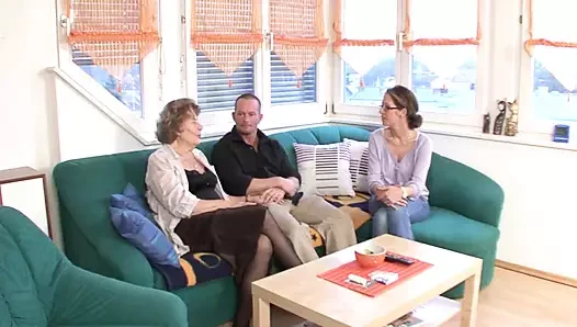 Sürtükler içinde yarak varken büyük göğüslerini yalıyor - 2