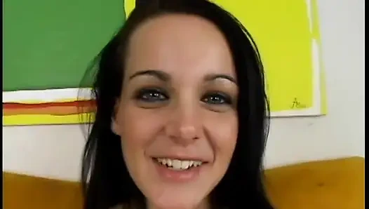 A cuki barna térden állva szopja az operatőr farkát