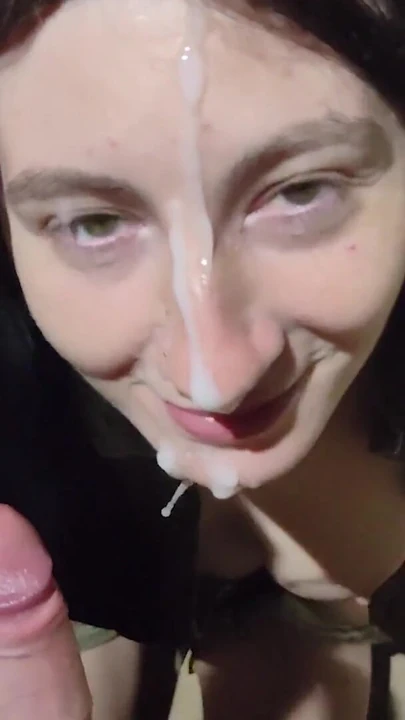 Волнующий момент из "Заполни мое лицо и рот! Я никогда не смогу получить достаточно твоей спермы! 💋 (Маториэль на улице)"