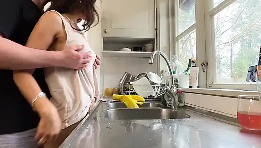 Azgın evli kadın bulaşıkları yıkarken mutfakta sikiliyor