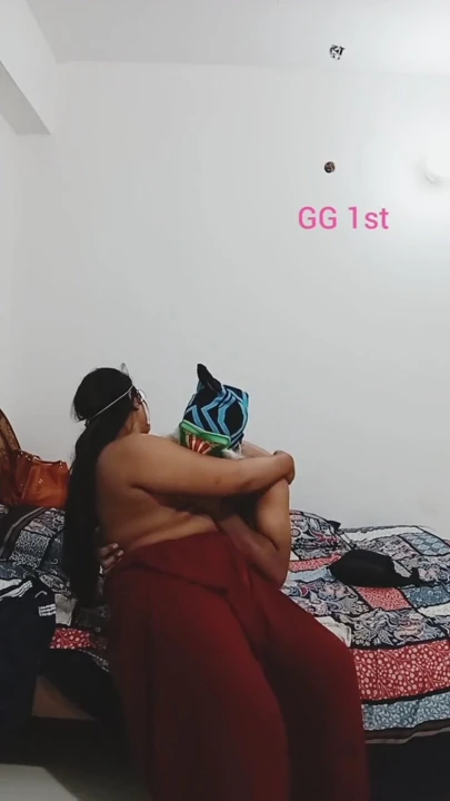 Kıvrımlı Büyük memeli bhabhi yalnızken debor'u baştan çıkarıyor -girlgroup | Bölüm 1