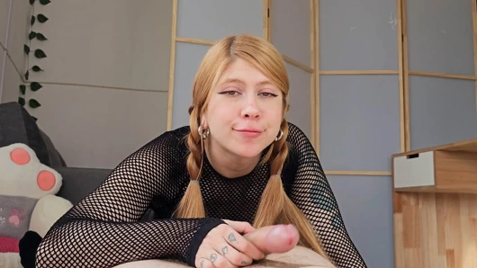 At kuyruklu ateşli kızıl saçlı gotik kız büyük beyaz yarak üzerinde zıpladıktan sonra dölleniyor