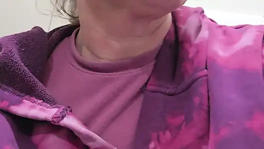 Benzin istasyonunda işiyor