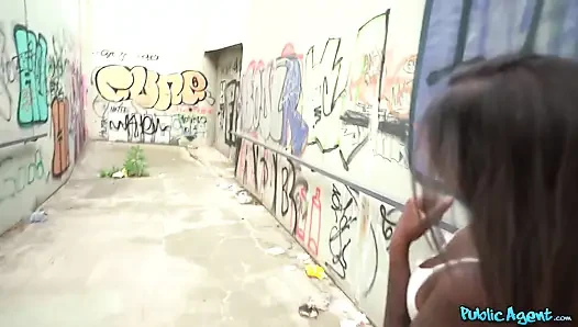 Ajan - ateşli kız otobanın yanında yarağa biniyor ve twerk yapıyor