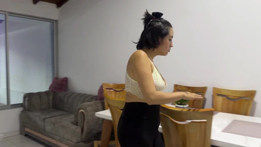 Üvey erkek kardeş, neden çıplaksın? Üvey kız kardeşim beni çıplak gördükten sonra azıyor ve sonunda sikişiyoruz