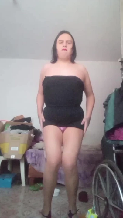Dolaptaki sürtük travesti, şafakta yolda böyle giyinerek çıkmanın hayalini kuruyor