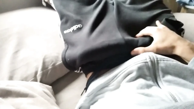 Spor salonundan döndüm, terli, ıslak ve azgın sınıf arkadaşımın bu boşalmayı size adadığını görmekten