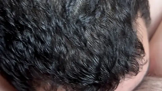 Kız arkadaşını dışarıda yalıyor