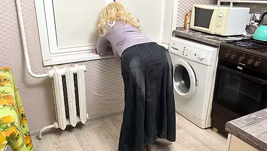 Büyük götlü olgun orta yaşlı seksi kadın ile evde anal porno çekiyor