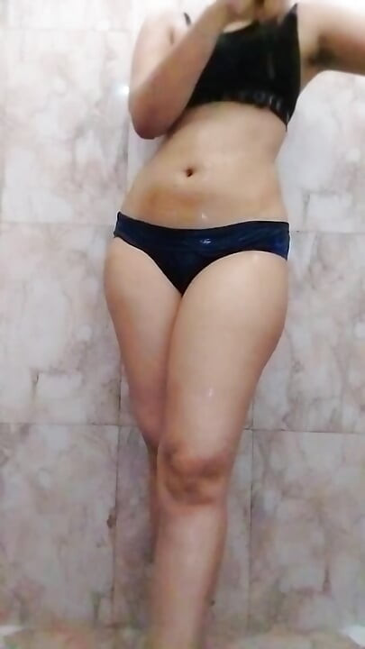 Anjali arora liseli kız üniversite yurdunda banyo yapıyor