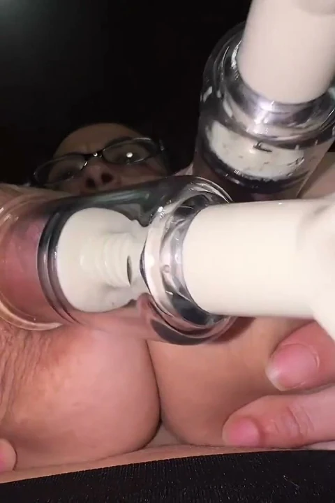 Orta yaşlı seksi kadın meme ucu eğitimi