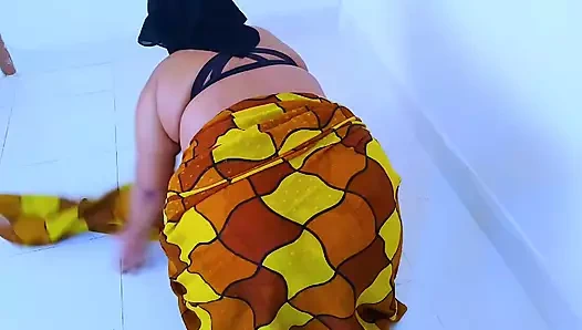 Gujarati teyze öğleden sonra komşular Honry'i alıp götünü siktiğinde evini temizliyor