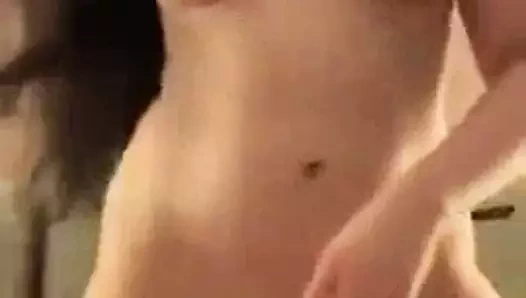 Kıvrımlı kız yastığıyla oynuyor