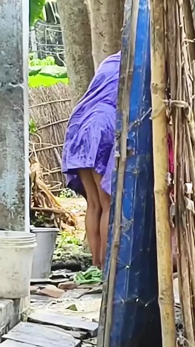 Seksi sonakshi yenge açık havada çıplak banyo yapıyor