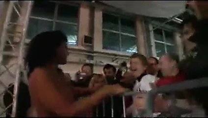 Sıcak latina alay bir dik adam