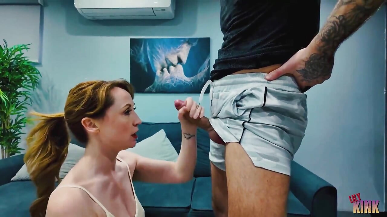 Azgın orta yaşlı seksi kadın spor salonu sürtüğü kişisel antrenörünü baştan çıkarıyor ve sikiyor