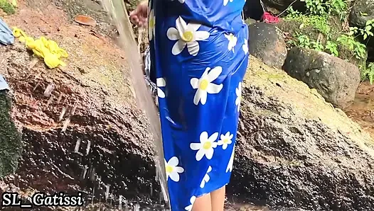 Sri Lankalı Doğal Kız Banyo Yapıyor