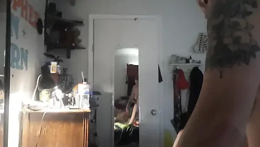 Seksi kızıl saçlı yarak gırtlağına kadar alıyor ve amcığını pompalıyor