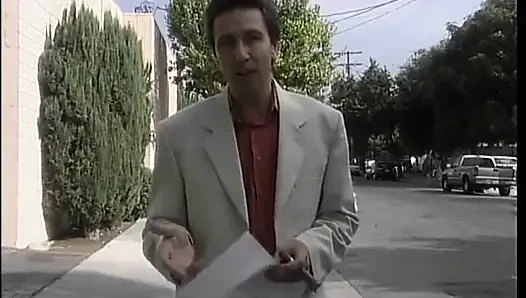 Şanslı adam yatakta seksi genç bir sarışınla sikişiyor