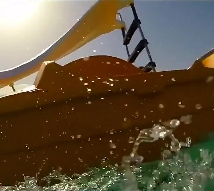 Şişkin bikini ben dalgalar tarafından sikilirken hayatı için savaşıyor
