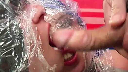 Azgın hatunlarla buharlı yağmur giyim fetişi üçlü grup seks