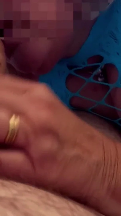 Güzel bir yarak emiyor, bu sadece onun | Klip 1