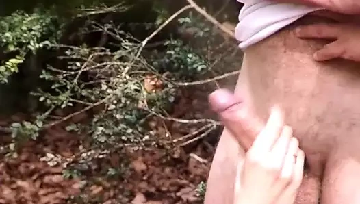 İki Fransız hatun ormanda bir yarağı paylaşmanın tadını çıkarıyor