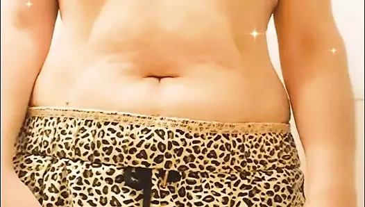 Üvey anne büyük göğüslerini gösteriyor latin