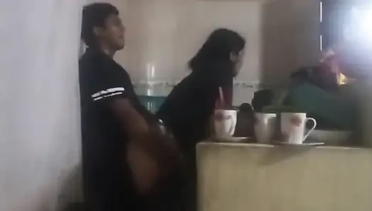 Hizmetçi mutfakta sikiliyor (karım neredeyse bizi buluyor)
