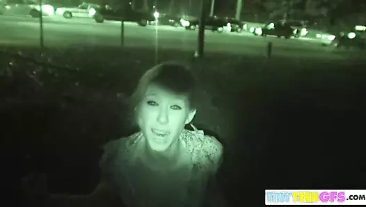 Brookeskye ile küçük memeler parmak kedi açık havada