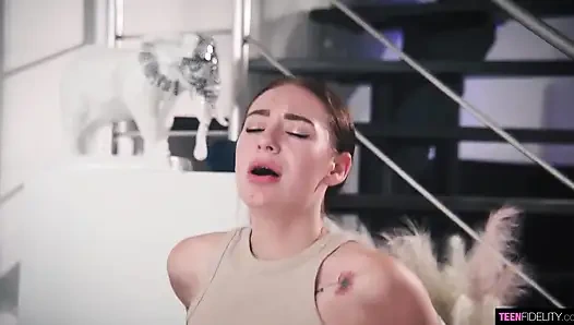 Teenfidelity Ukraynalı Emma Evans dölleniyor