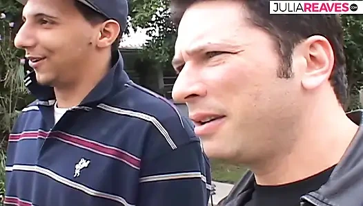 Azgın sürtük ateşli bir grup seksten sonra ağzına boşalıyor