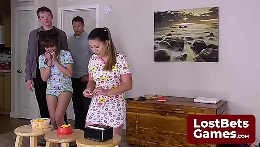 Dörtlü grup seks striptizli boomsticks oyunu oynamaya geri döndü