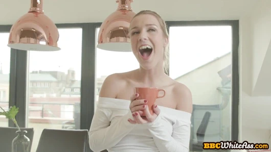 Sarışın sekreter gizli patron tarafından anal sikiliyor