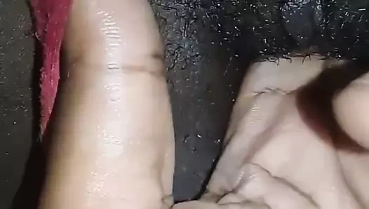 kız arkadaşıyla oynuyor