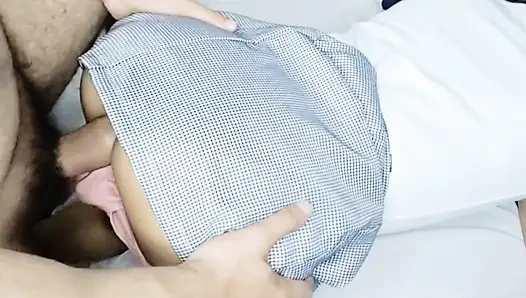 Sadece 18 yaşında bir okul kızı olan Sher, dersten sonra öğretmeniyle birlikte notlar için bedenini değiştiriyor.