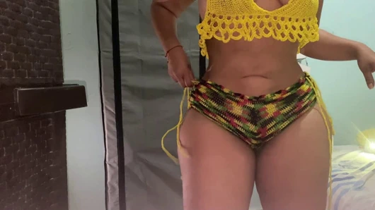 İri güzel üvey anne evinde taze sikiliyor