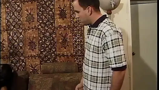 Büyük göğüslü Asyalı sürtük biseksüel adam tarafından amını siktiriyor ve götünü siktiriyor