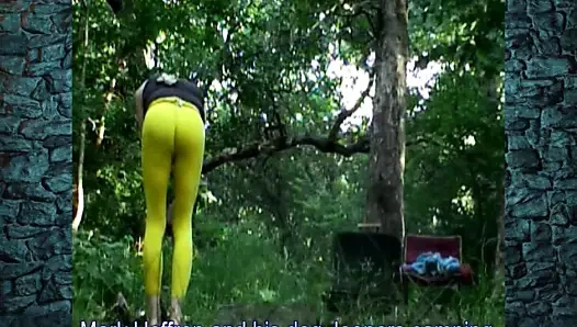 Halka açık bir kamp alanında sarı külotlu çorapla kamp yapmak