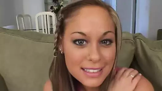 Azgın adam seksi kızı amını yaladıktan sonra kanepede sikiyor