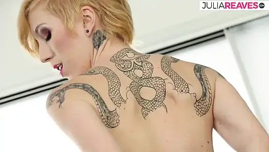 Önce fitness topuyla sikişiyor, sonra kocasıyla