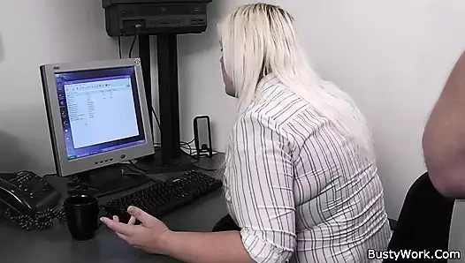 chubby sarışın verir titjob ve sürmek horoz için iş